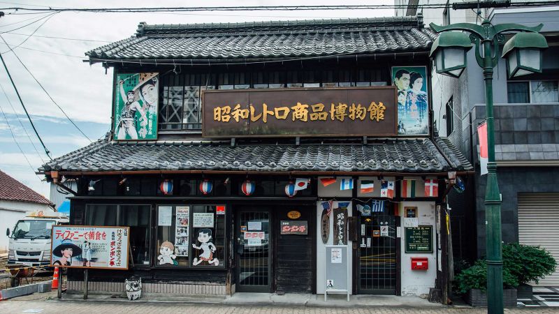 một cửa hàng mang phong cách retro ở thành phố ome một cửa hàng mang phong cách retro ở thành phố ome